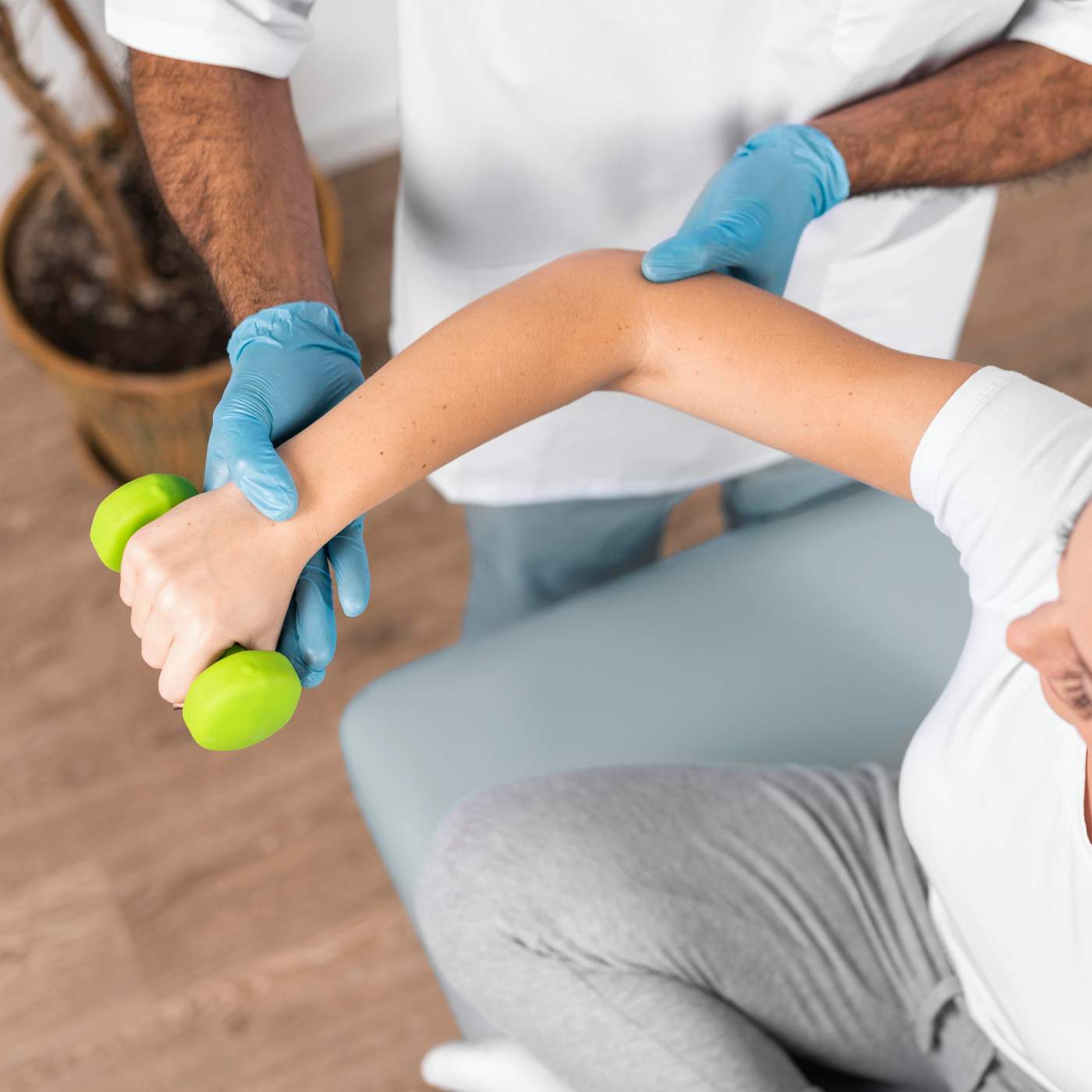 alto-angolo-del-fisioterapista-maschio-che-controlla-la-forza-della-donna (1)