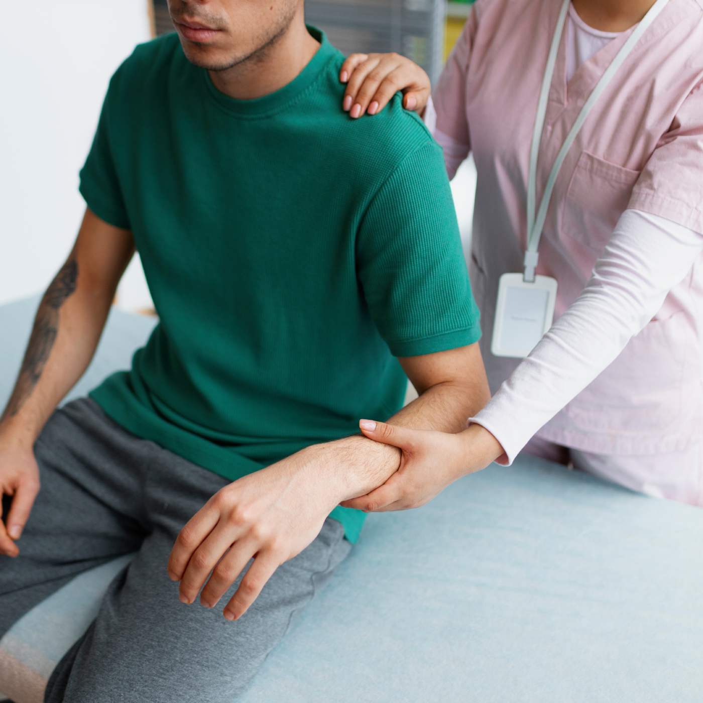 medico-che-aiuta-il-paziente-durante-la-riabilitazione (1)