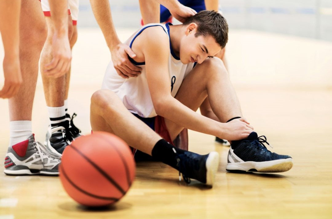ragazzo che si è infortunato mentre giocava a basket