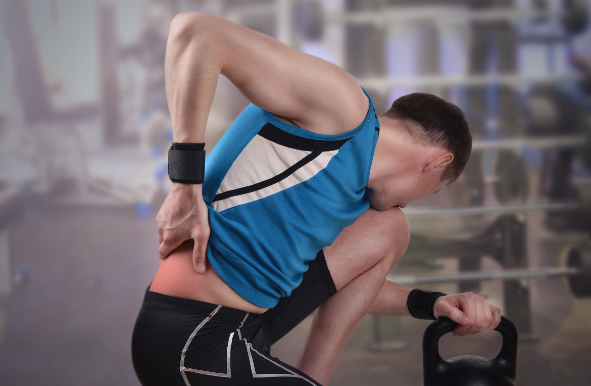 ragazzo con mal di schiena in palestra