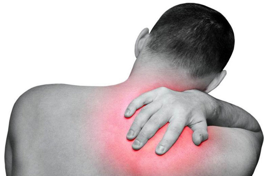 Uomo che si tocca la scapola destra per dolore