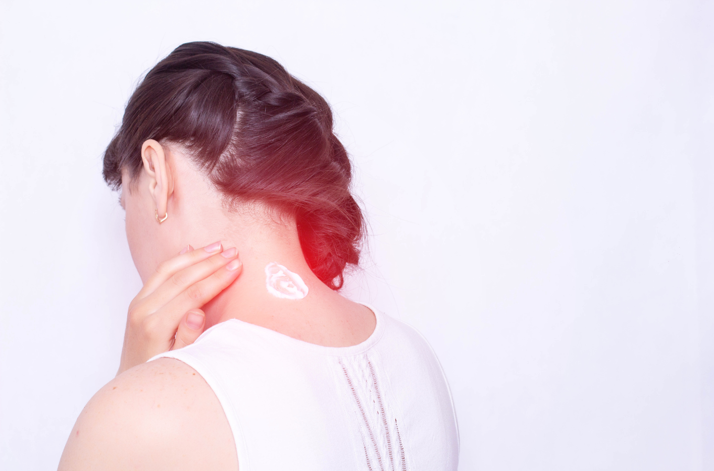 donne che si tocca collo per dolore: cercivalgia