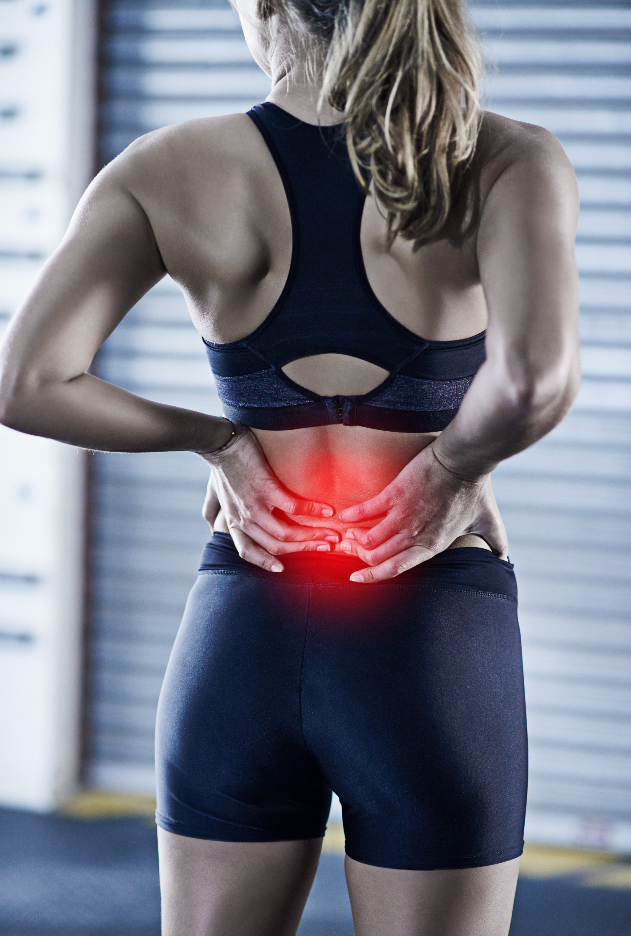 ragazza mal di schiena in palestra