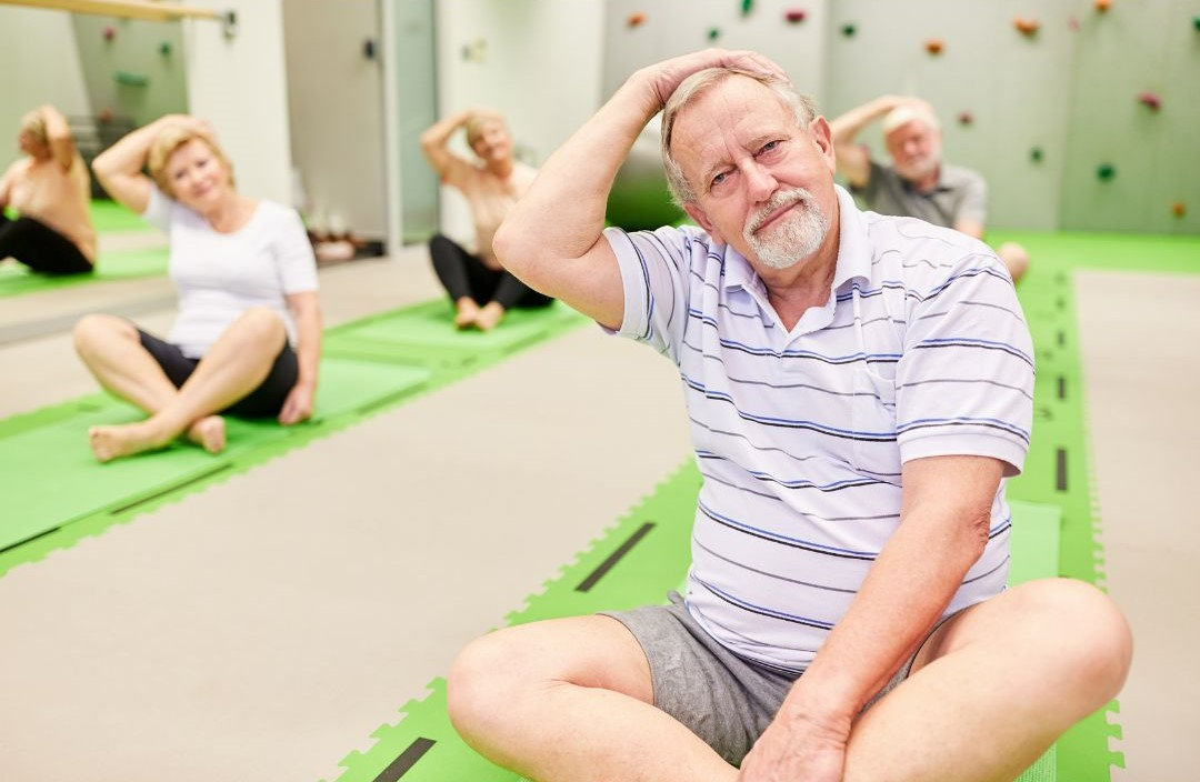 anziani che svolgono ginnastica dolce in palestra