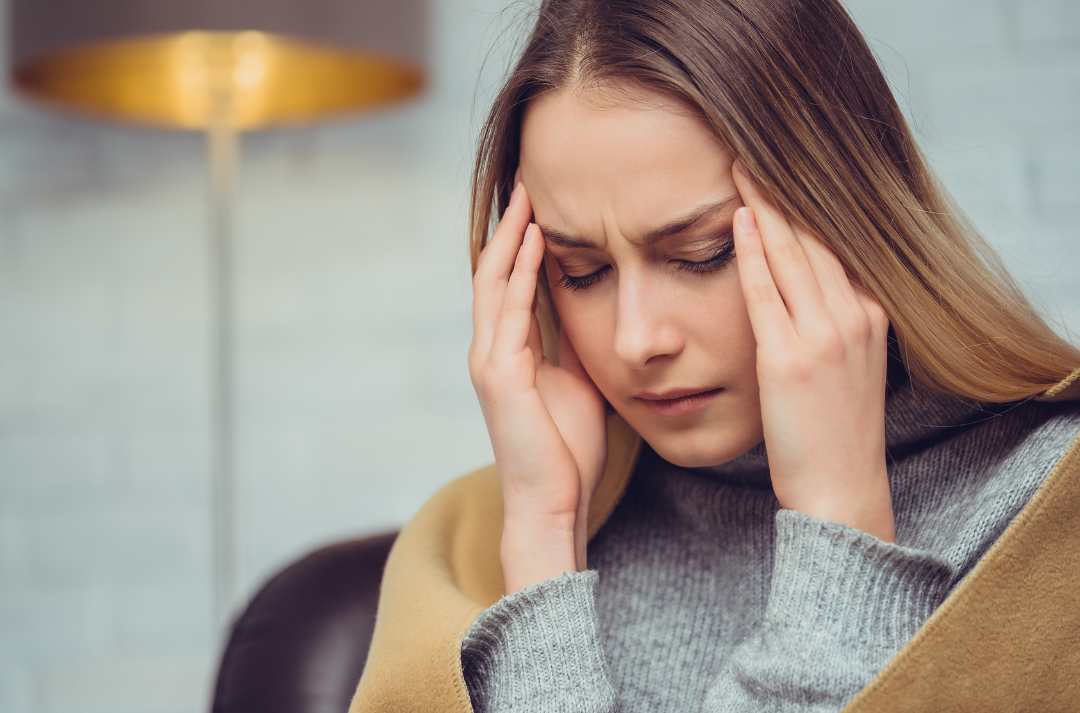 Ragazza che si tocca tempie per il mal di testa