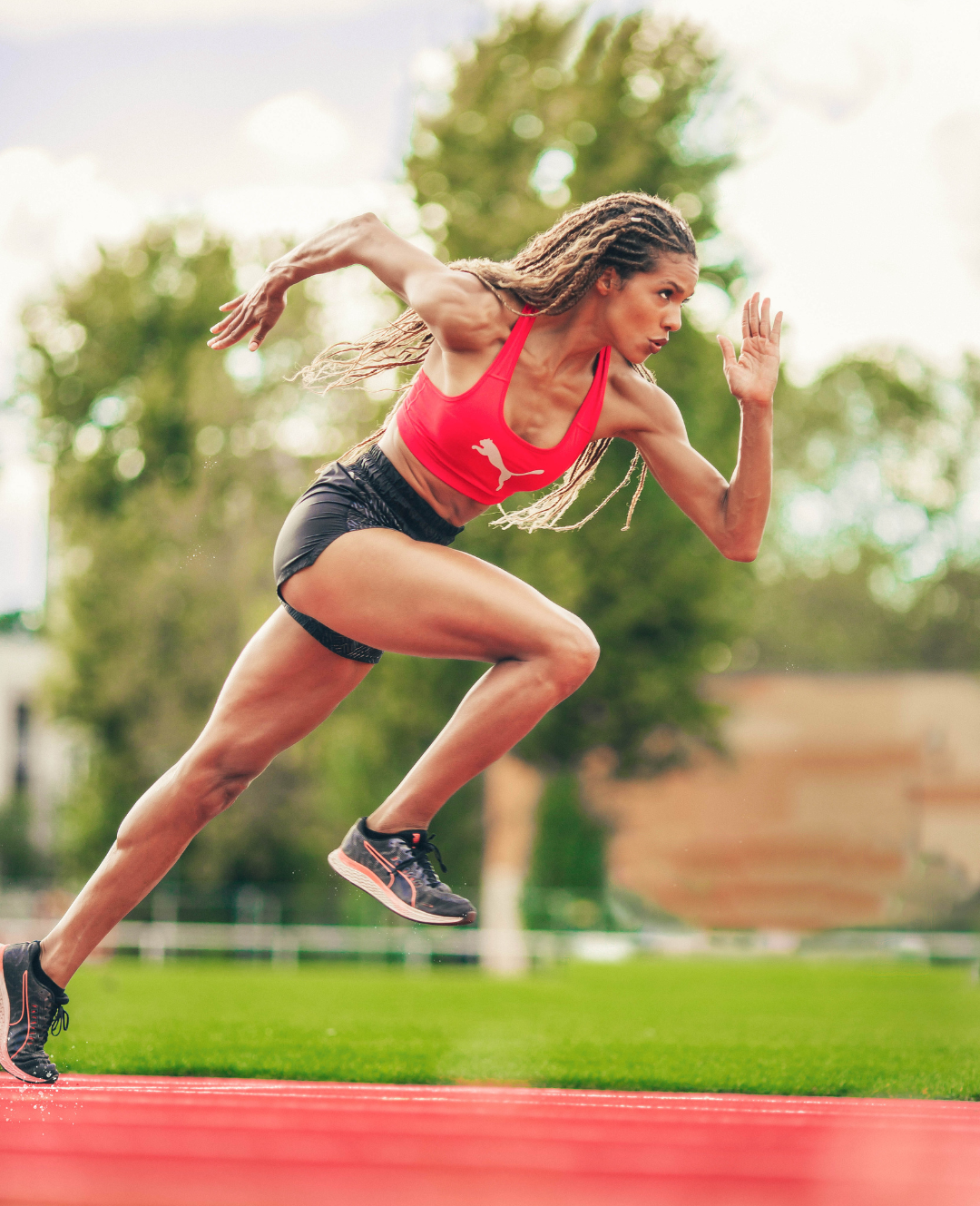 Runner donna su campo d'atletica