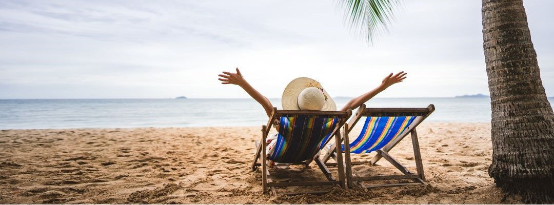 ragazza in vacanza sdraiata su uno sdraio