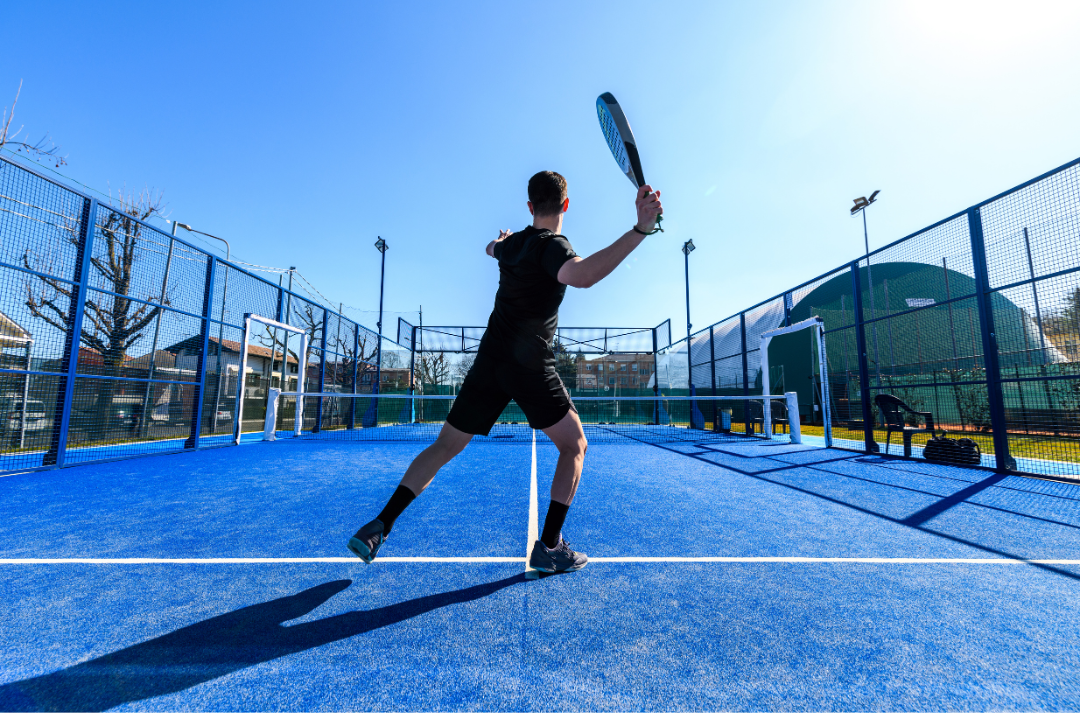 Ragazzo di schiena che gioca a padel