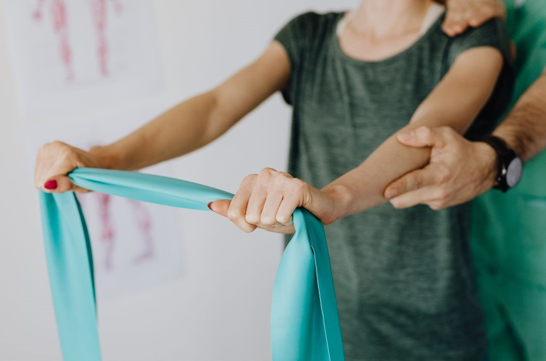 esercizi con elastico controllati da un fisioterapista