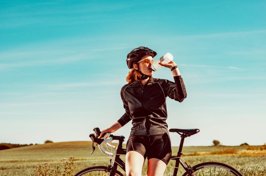 ciclista durante un momento di risposo che beve dalla borraccia