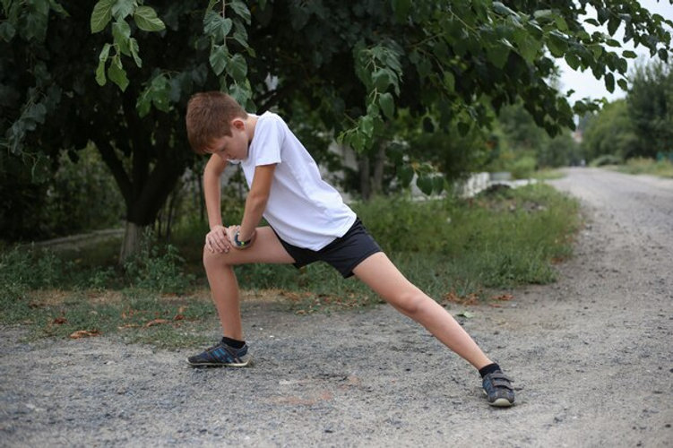 ragazzo che fa stretching