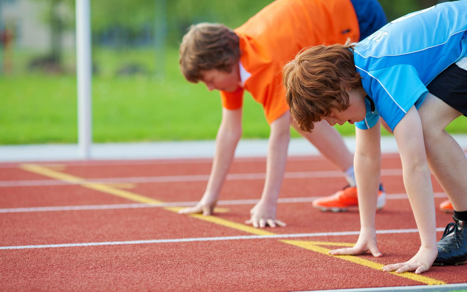 ragazzi che fanno atletica