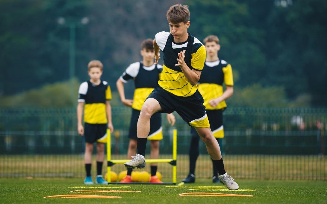 adolescenti che giocano a calcio
