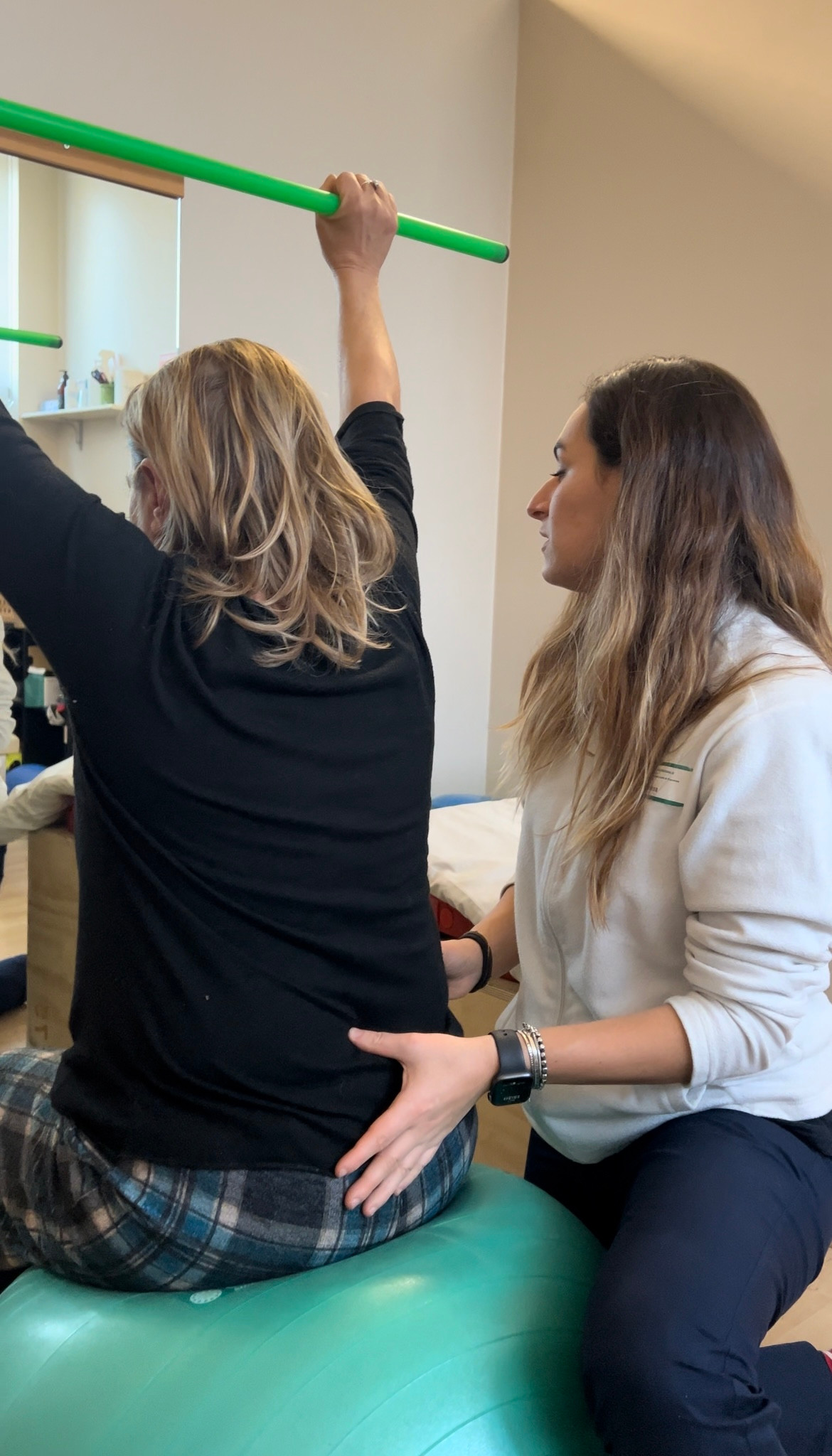4 persone che svolgono ginnastica posturale in palestra