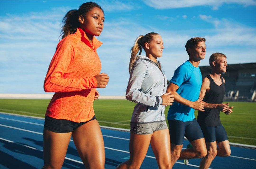 ragazzi che corrono sul campo di atletica