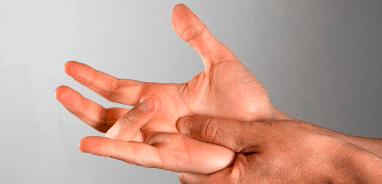 Dito a scatto, persona che si tocca la mano