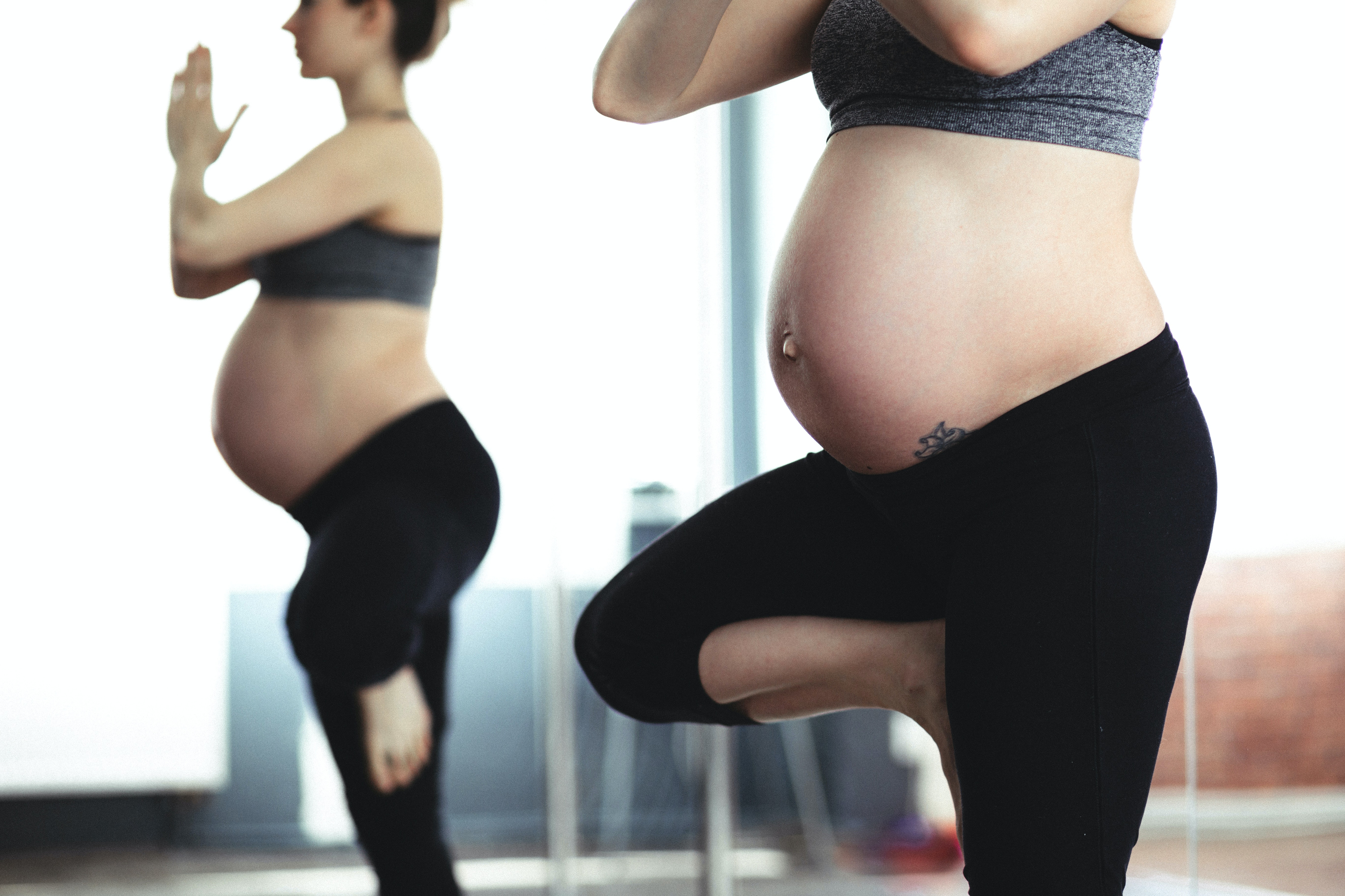 Donna incinta che svolge esercizi di equilibrio